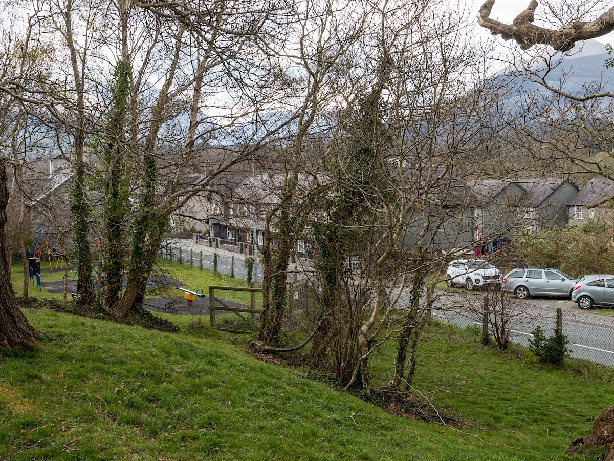 1. Garej Shell, Ffordd Bangor