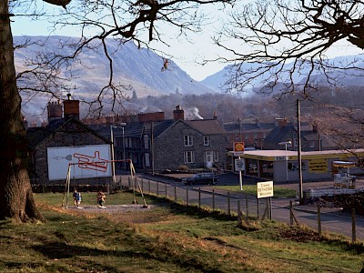 1. Garej Shell, Ffordd Bangor