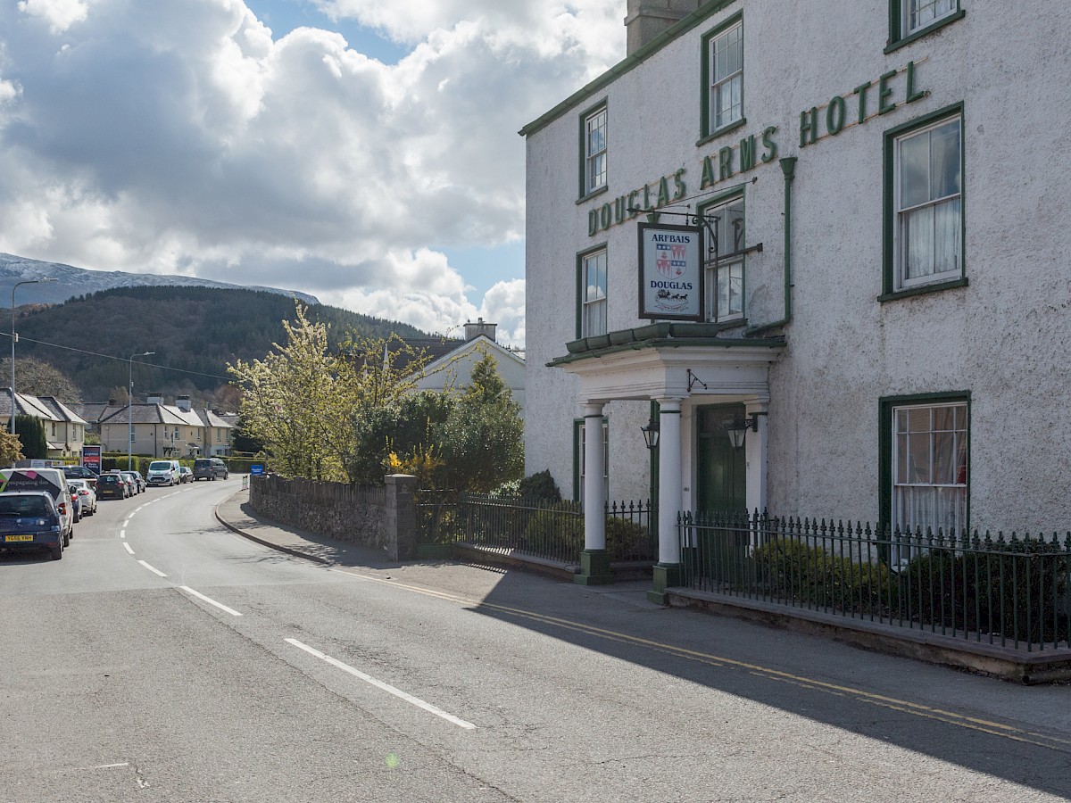 14. Gwesty r Douglas Arms
