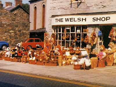 32. Y Siop Gymraeg