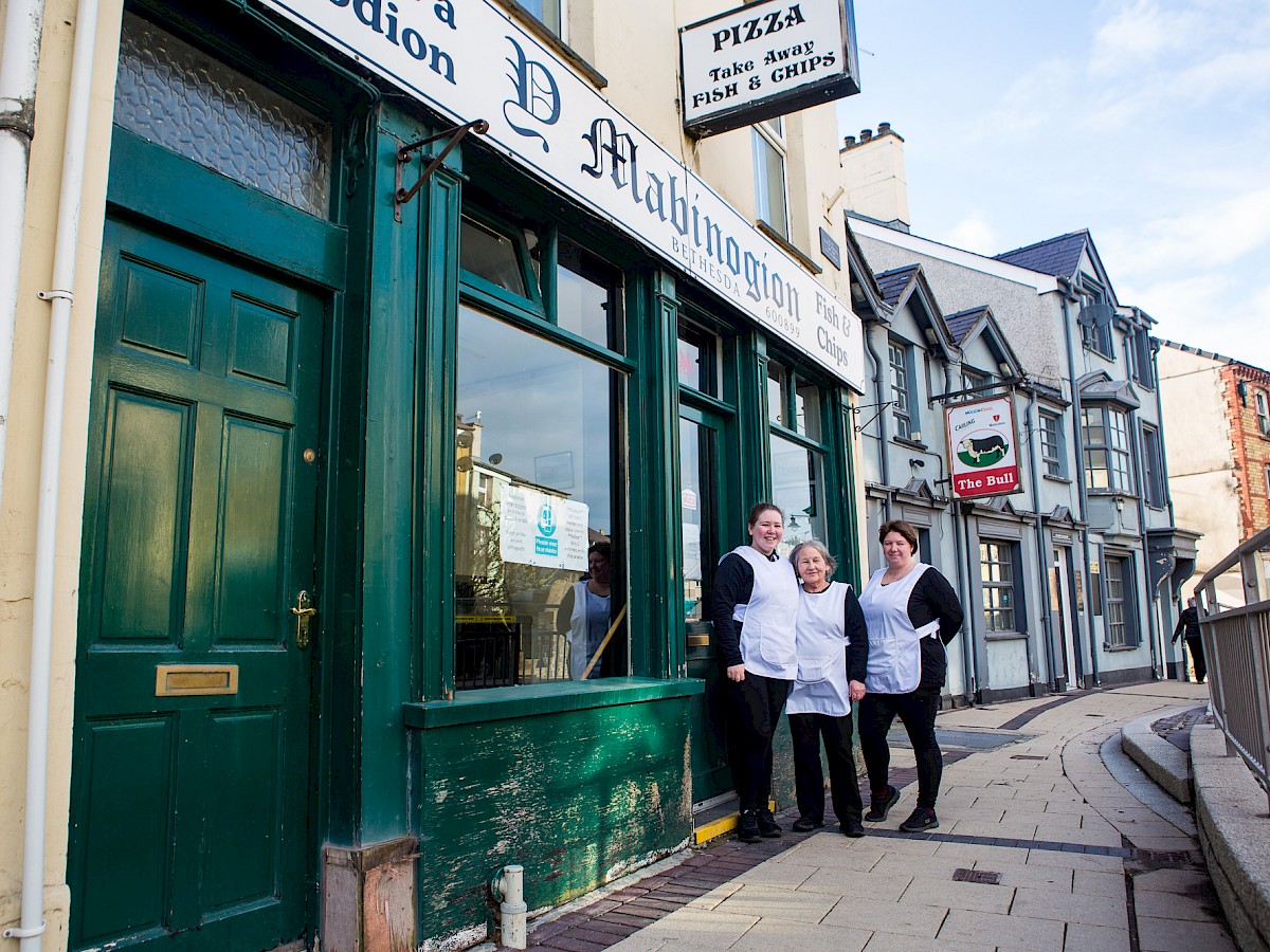 Oriel o fusnesau Stryd Fawr Bethesda 2021.