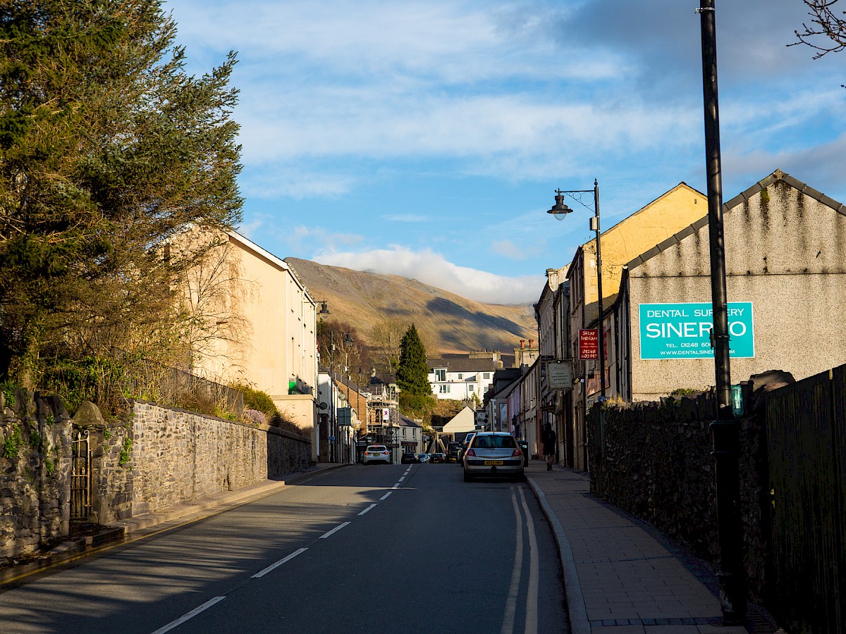 Oriel o fusnesau Stryd Fawr Bethesda 2021.